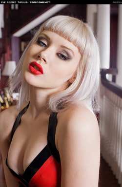 Image #7922 (grlz): blonde, latex, mosh